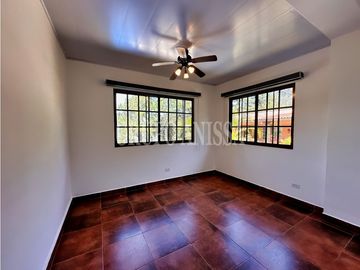 Se Vende Moderna Casa con Vistas y Piscina En Altos del Maria
