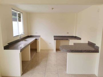 Casa esquinera de venta en la Urbanización Durán City, 3 dormitorios.
