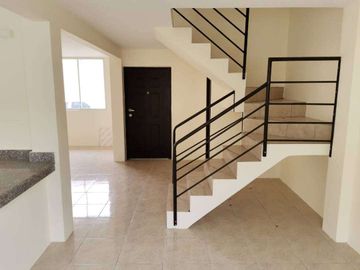 Casa esquinera de venta en la Urbanización Durán City, 3 dormitorios.