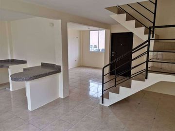 Casa esquinera de venta en la Urbanización Durán City, 3 dormitorios.