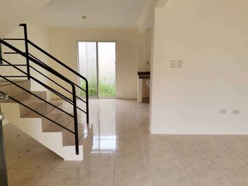 Casa esquinera de venta en la Urbanización Durán City, 3 dormitorios.