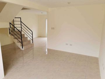 Casa esquinera de venta en la Urbanización Durán City, 3 dormitorios.