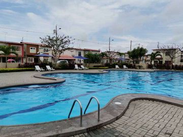 Casa esquinera de venta en la Urbanización Durán City, 3 dormitorios.