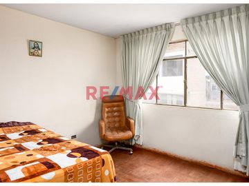 ¡Gran Oportunidad! 
Casa de 4 Pisos en Chorrillos – Ideal para Vivienda o Negocio
📍 Calle Garcilazo de la Vega, Urb. Buenos Aires – Chorrillos

Ár