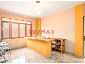 ¡Gran Oportunidad! 
Casa de 4 Pisos en Chorrillos – Ideal para Vivienda o Negocio
📍 Calle Garcilazo de la Vega, Urb. Buenos Aires – Chorrillos

Ár