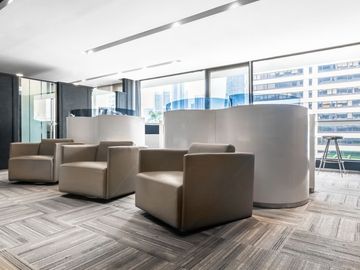 Private office space for 1 person in Regus WTC 5