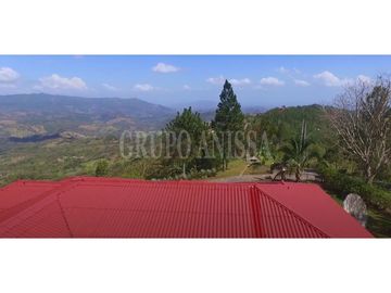 Oportunidad Única! Se Vende Casa Con Vistas Impresionantes en Sora