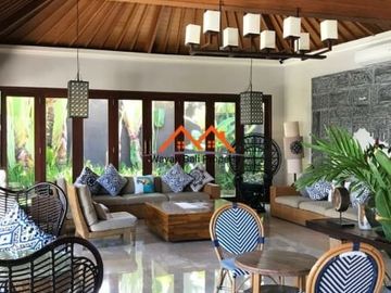 Villa Mewah Pinggir Jalan Batu Belig Seminyak