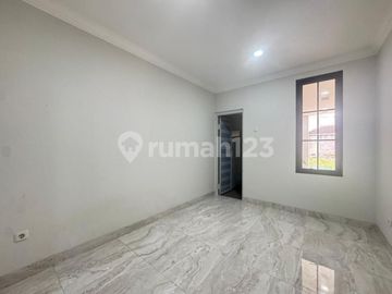 Rumah Brand New 3,5 Lantai Desain American Classic di Jagakarsa