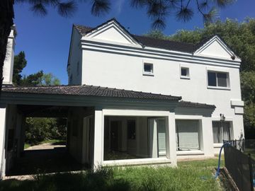 Hermosa casa de 2 plantas en Country Solar del Bosque - Canning