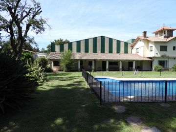 EXCELENTE QUINTA CON DOS VIVIENDAS, PARQUE, QUINCHO Y PISCINA A METRO DE ESTACIÓN GARIN Y A NUEVE CUADRAS DE PANAMERICANA EN GARIN, ESCOBAR, BUENOS AI