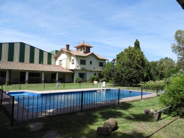 EXCELENTE QUINTA CON DOS VIVIENDAS, PARQUE, QUINCHO Y PISCINA A METRO DE ESTACIÓN GARIN Y A NUEVE CUADRAS DE PANAMERICANA EN GARIN, ESCOBAR, BUENOS AI