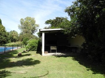 EXCELENTE QUINTA CON DOS VIVIENDAS, PARQUE, QUINCHO Y PISCINA A METRO DE ESTACIÓN GARIN Y A NUEVE CUADRAS DE PANAMERICANA EN GARIN, ESCOBAR, BUENOS AI