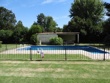 EXCELENTE QUINTA CON DOS VIVIENDAS, PARQUE, QUINCHO Y PISCINA A METRO DE ESTACIÓN GARIN Y A NUEVE CUADRAS DE PANAMERICANA EN GARIN, ESCOBAR, BUENOS AI