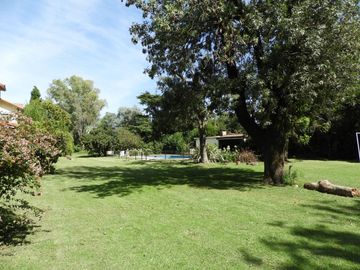 EXCELENTE QUINTA CON DOS VIVIENDAS, PARQUE, QUINCHO Y PISCINA A METRO DE ESTACIÓN GARIN Y A NUEVE CUADRAS DE PANAMERICANA EN GARIN, ESCOBAR, BUENOS AI