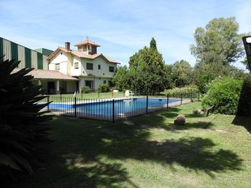 EXCELENTE QUINTA CON DOS VIVIENDAS, PARQUE, QUINCHO Y PISCINA A METRO DE ESTACIÓN GARIN Y A NUEVE CUADRAS DE PANAMERICANA EN GARIN, ESCOBAR, BUENOS AI