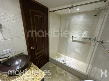 apartamento en arriendo en el tesoro. Cod A69919