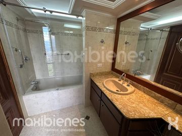 apartamento en arriendo en el tesoro. Cod A69919