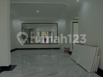 Rumah Pinggir Jalan Ciganjur Jakarta Selatan