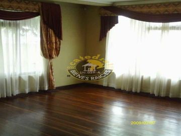Casa de venta en Av. 10 de Agosto – código:10637