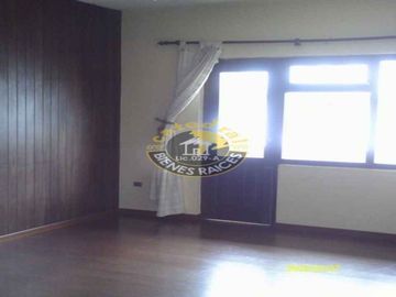 Casa de venta en Av. 10 de Agosto – código:10637