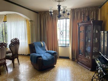 casa en venta en atanasio girardot. Cod V108195
