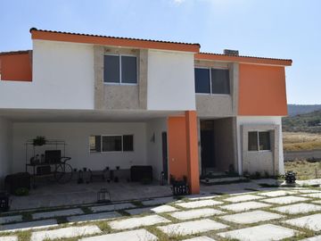 VENTA OPORTUNIDAD CASA DE CAMPO CON SALON DE