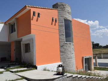 VENTA OPORTUNIDAD CASA DE CAMPO CON SALON DE