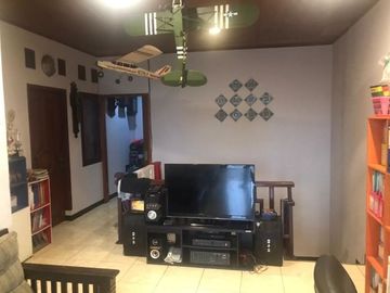 Rumah Dengan Bangunan Yg Luas Di Cipadu - Of 5237