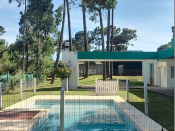 Casa con Pileta. Ubicada en el Nuevo Barrio Alamos, PINAMAR