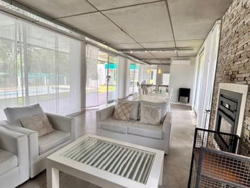 Casa con Pileta. Ubicada en el Nuevo Barrio Alamos, PINAMAR