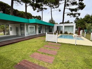 Casa con Pileta. Ubicada en el Nuevo Barrio Alamos, PINAMAR