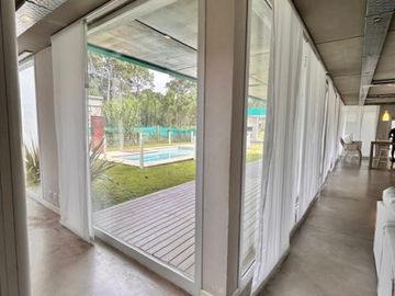 Casa con Pileta. Ubicada en el Nuevo Barrio Alamos, PINAMAR