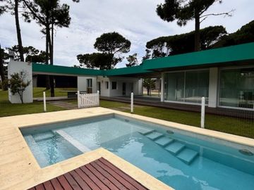 Casa con Pileta. Ubicada en el Nuevo Barrio Alamos, PINAMAR