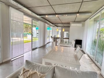 Casa con Pileta. Ubicada en el Nuevo Barrio Alamos, PINAMAR