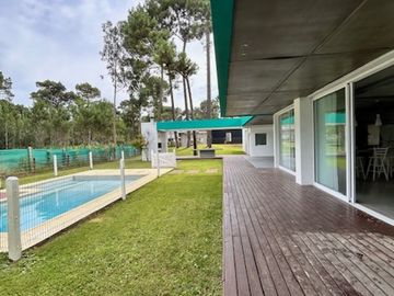 Casa con Pileta. Ubicada en el Nuevo Barrio Alamos, PINAMAR