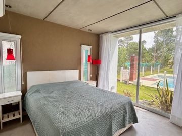 Casa con Pileta. Ubicada en el Nuevo Barrio Alamos, PINAMAR