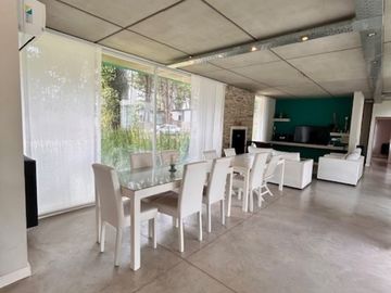 Casa con Pileta. Ubicada en el Nuevo Barrio Alamos, PINAMAR