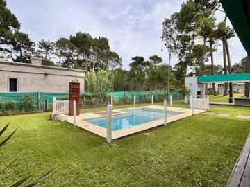 Casa con Pileta. Ubicada en el Nuevo Barrio Alamos, PINAMAR