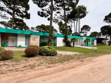Casa con Pileta. Ubicada en el Nuevo Barrio Alamos, PINAMAR