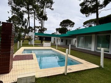 Casa con Pileta. Ubicada en el Nuevo Barrio Alamos, PINAMAR