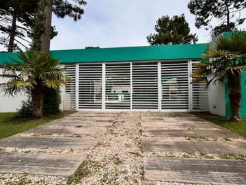 Casa con Pileta. Ubicada en el Nuevo Barrio Alamos, PINAMAR