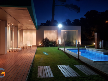 Casa con Pileta. Ubicada en el Nuevo Barrio Alamos, PINAMAR