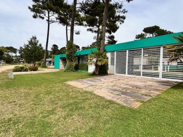 Casa con Pileta. Ubicada en el Nuevo Barrio Alamos, PINAMAR