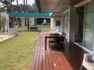 Casa con Pileta. Ubicada en el Nuevo Barrio Alamos, PINAMAR