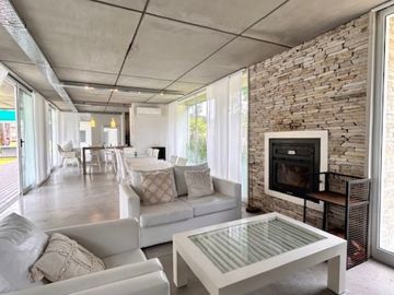 Casa con Pileta. Ubicada en el Nuevo Barrio Alamos, PINAMAR