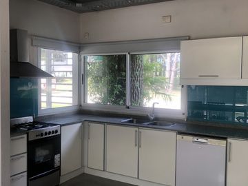 Casa con Pileta. Ubicada en el Nuevo Barrio Alamos, PINAMAR