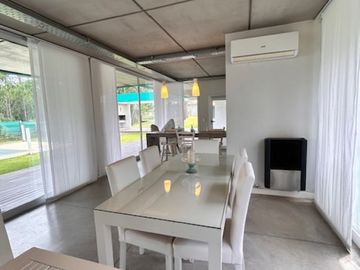 Casa con Pileta. Ubicada en el Nuevo Barrio Alamos, PINAMAR