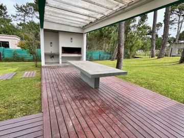 Casa con Pileta. Ubicada en el Nuevo Barrio Alamos, PINAMAR