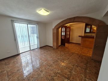 Hermosa casa frente a parque, casi esquina con Av.  Fundadores.
